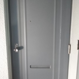 玄関扉と建具をオーナー様好みの色へ（アパート）